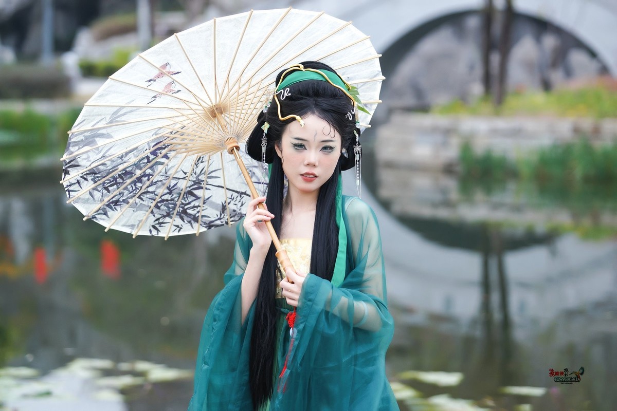 【湖边青蛇少女】---琳琳