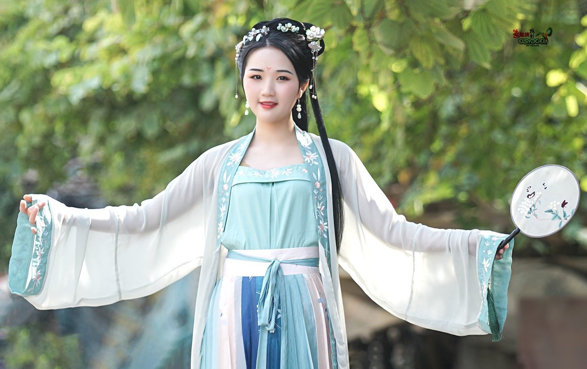 【八月天汉服美女】--小董