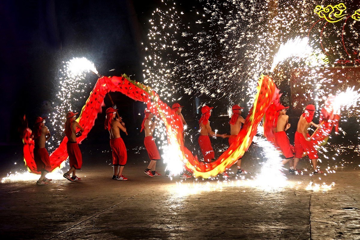 打铁花舞火龙迎新春