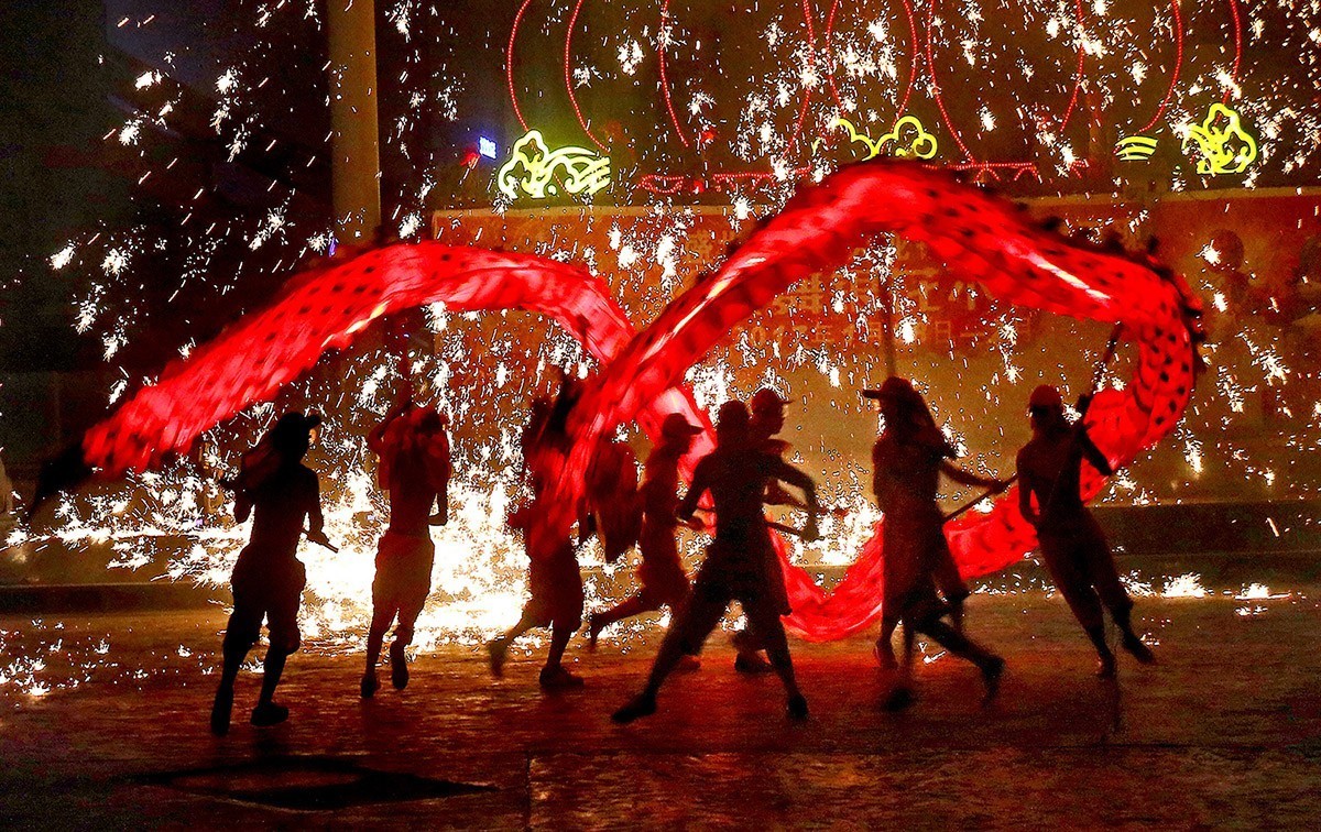 打铁花舞火龙迎新春