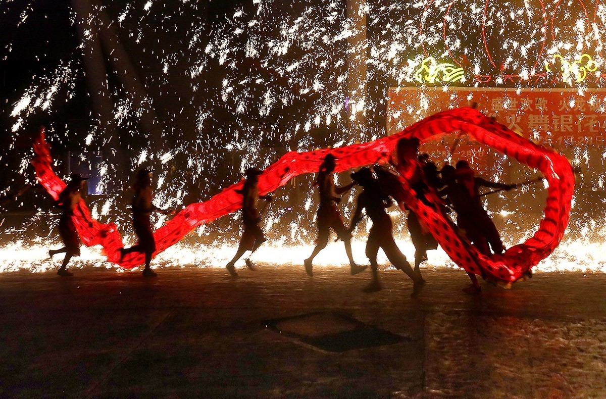 打铁花舞火龙迎新春
