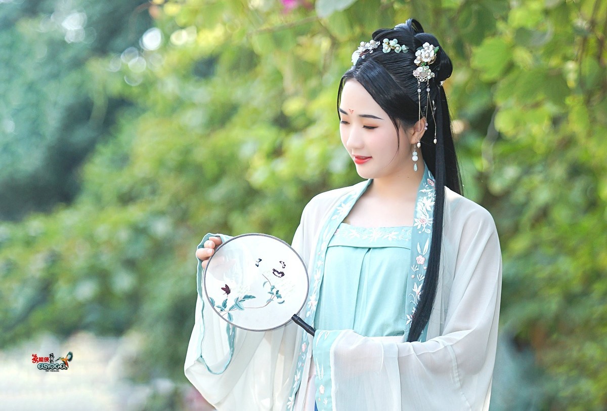 【八月天汉服美女】--小董