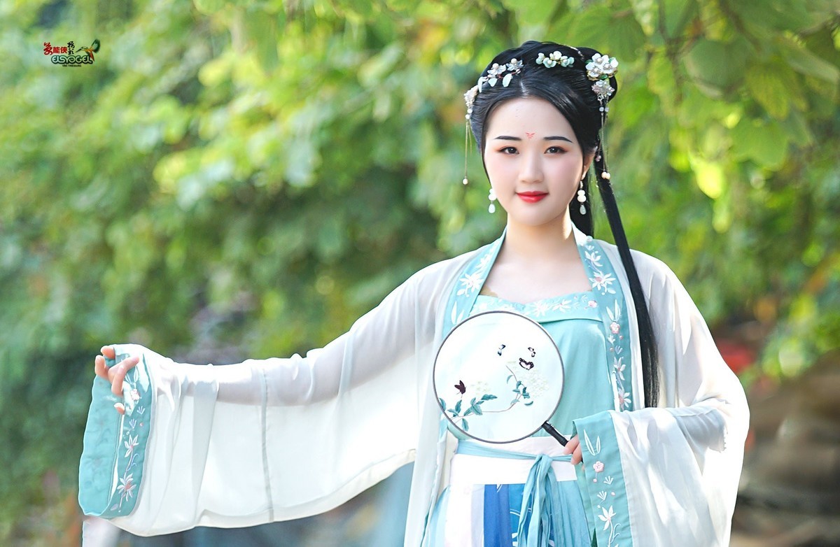 【八月天汉服美女】--小董