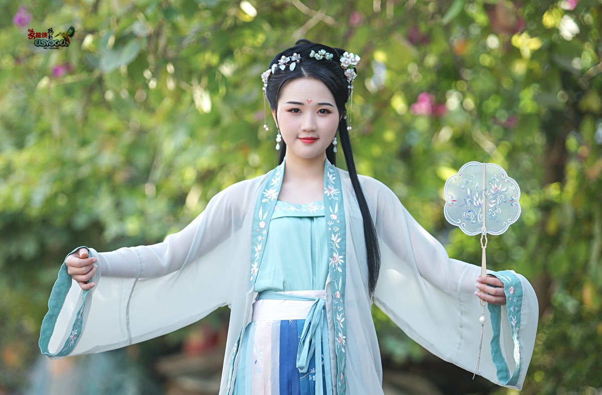 【八月天汉服美女】--小董