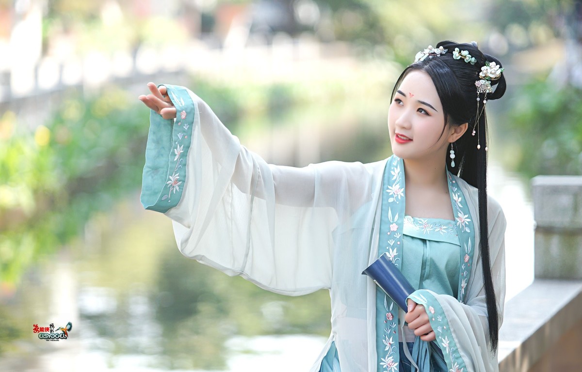 【八月天汉服美女】--小董