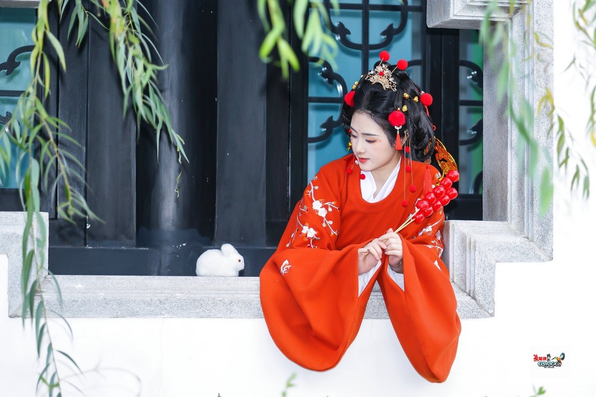 【新年财神少女】--- 半鹿