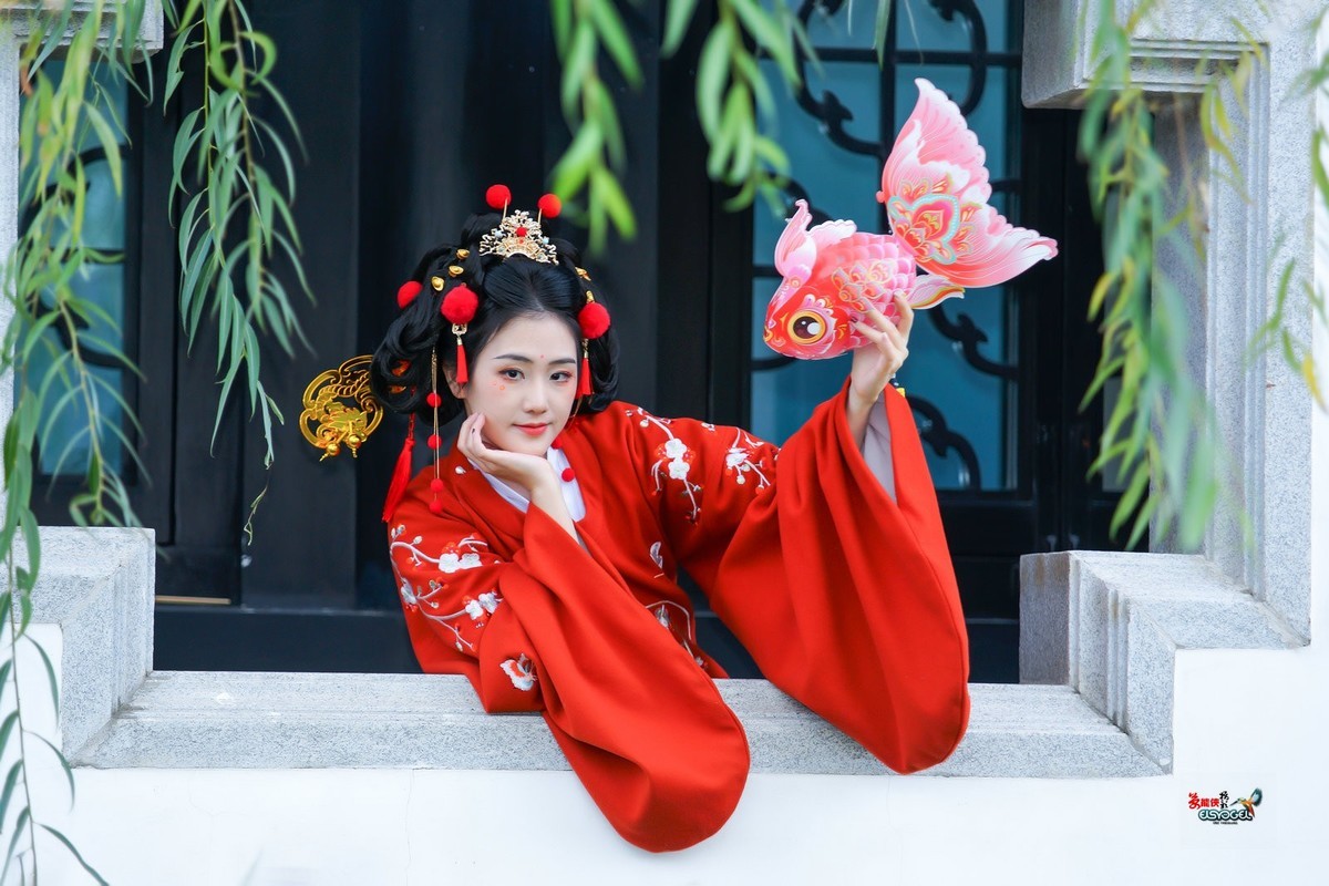 【新年财神少女】--- 半鹿