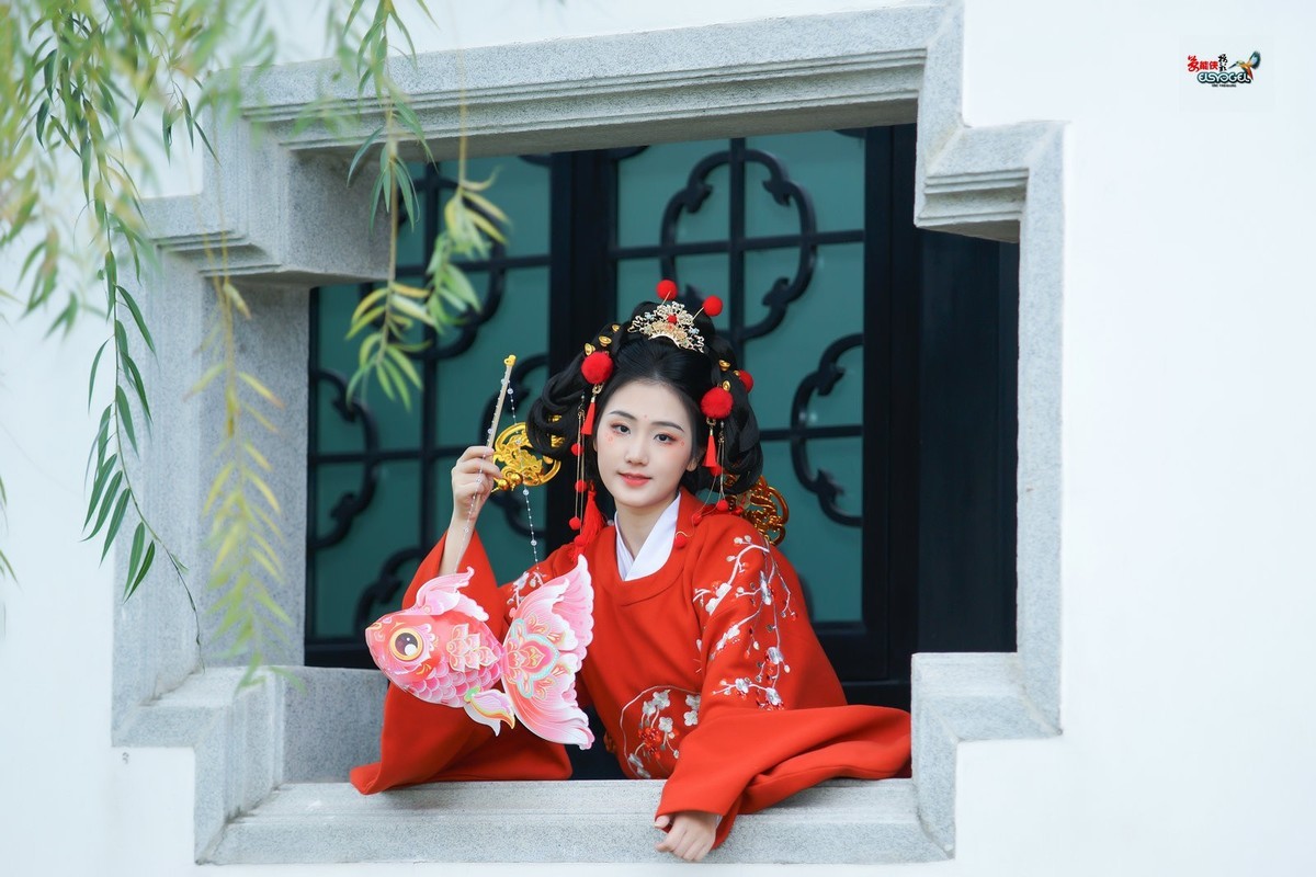 【新年财神少女】--- 半鹿