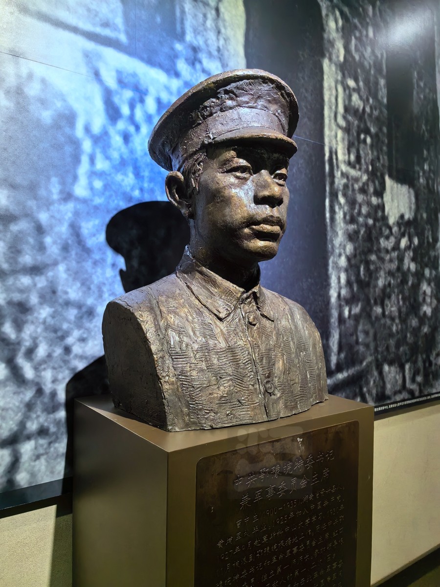 再访红安*雄姿再现（雕塑）——中华行摄