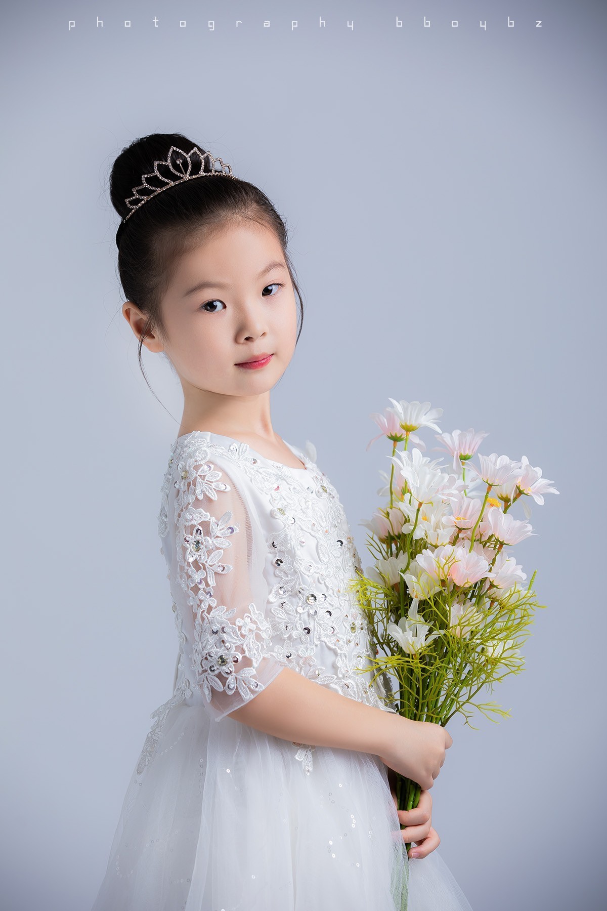 她又不是永远这么可爱，当然要拍照记录呀。