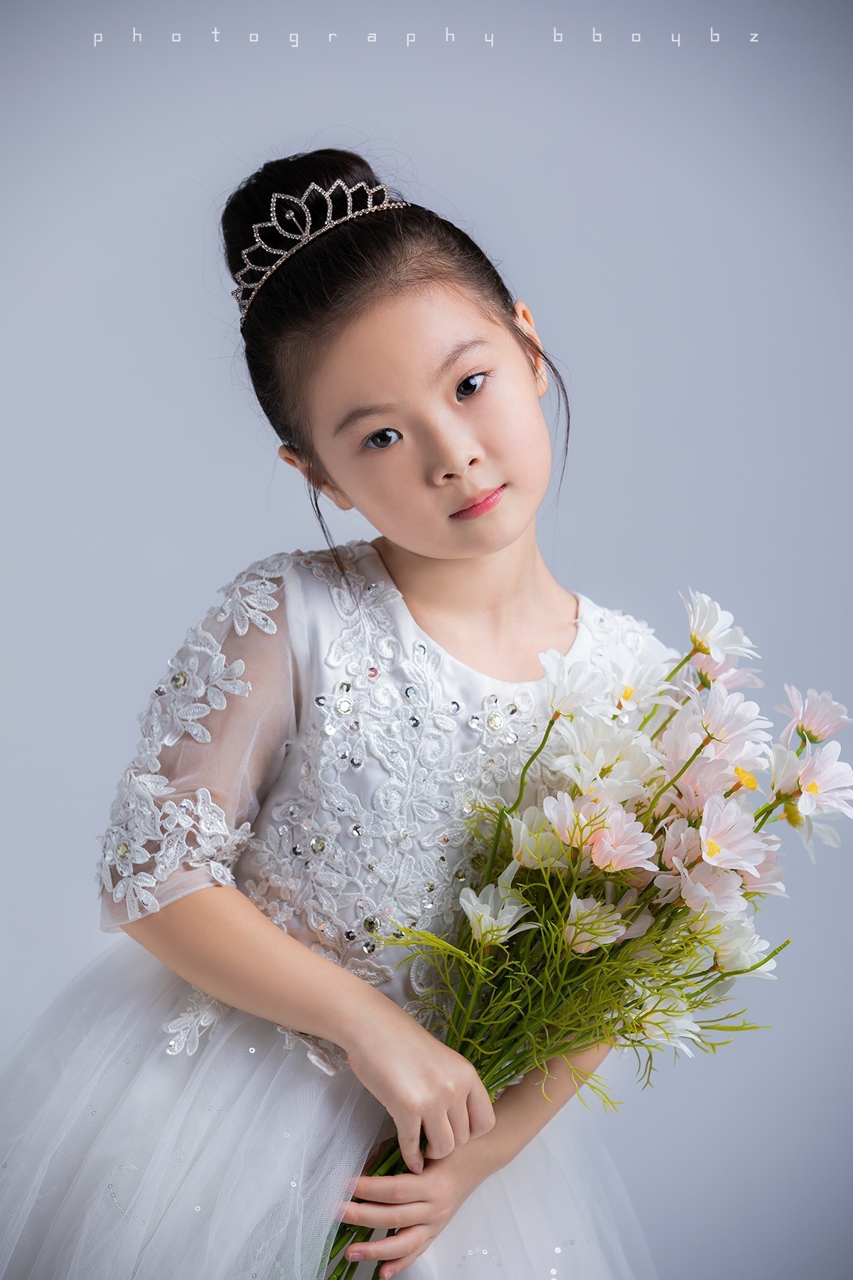 她又不是永远这么可爱，当然要拍照记录呀。