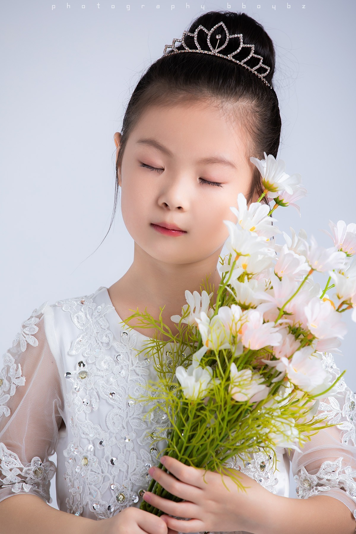 她又不是永远这么可爱，当然要拍照记录呀。