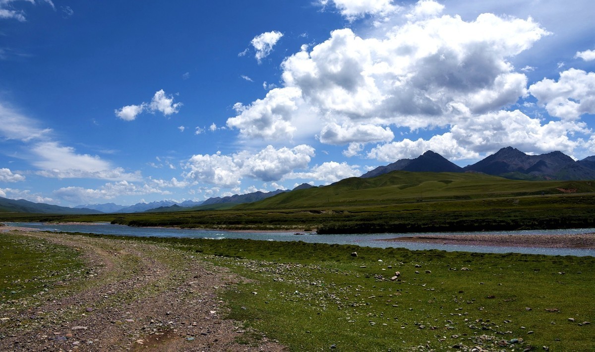二尕公路南侧石棉矿附近景色