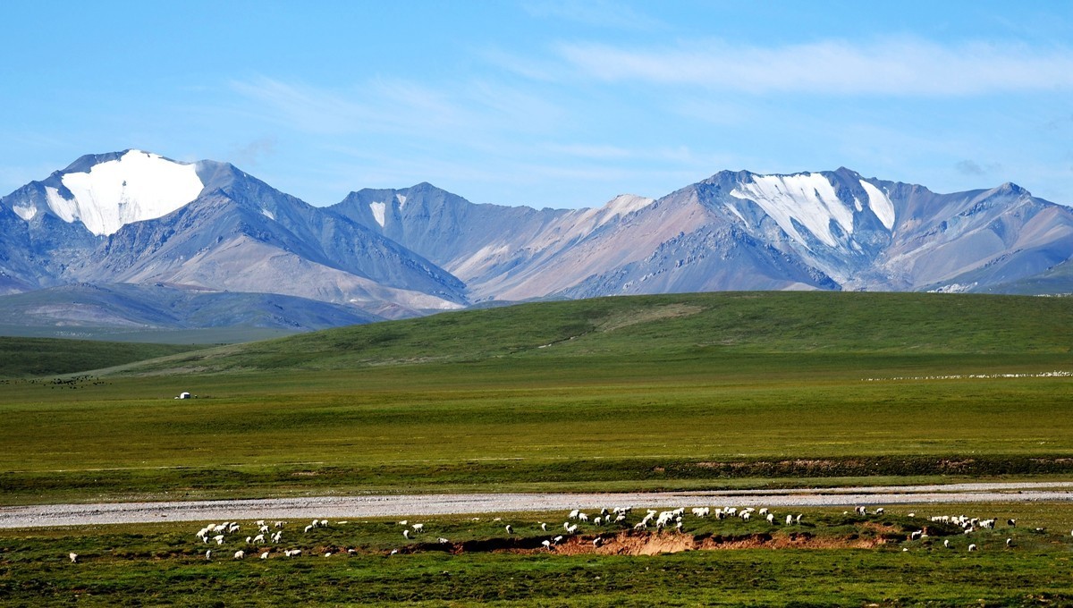 二尕公路南侧石棉矿附近景色
