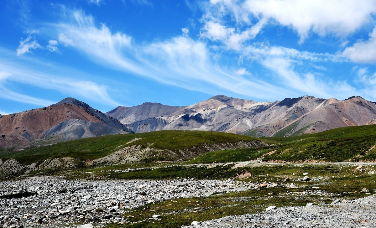 二尕公路南侧石棉矿附近景色