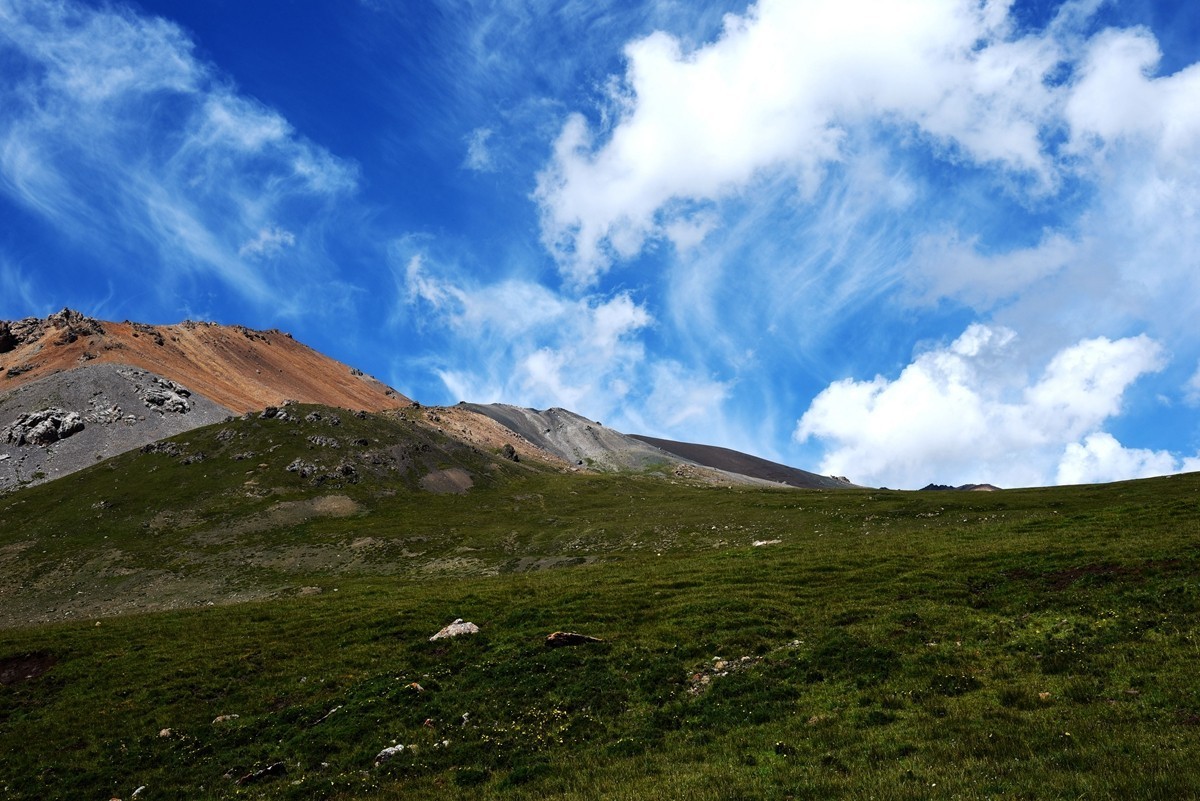 二尕公路南侧石棉矿附近景色
