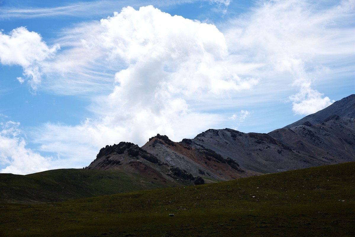 二尕公路南侧石棉矿附近景色