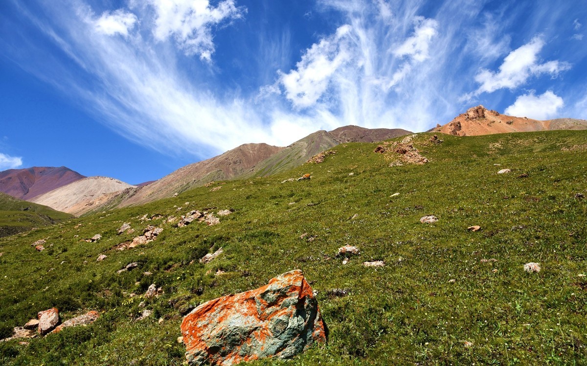 二尕公路南侧石棉矿附近景色