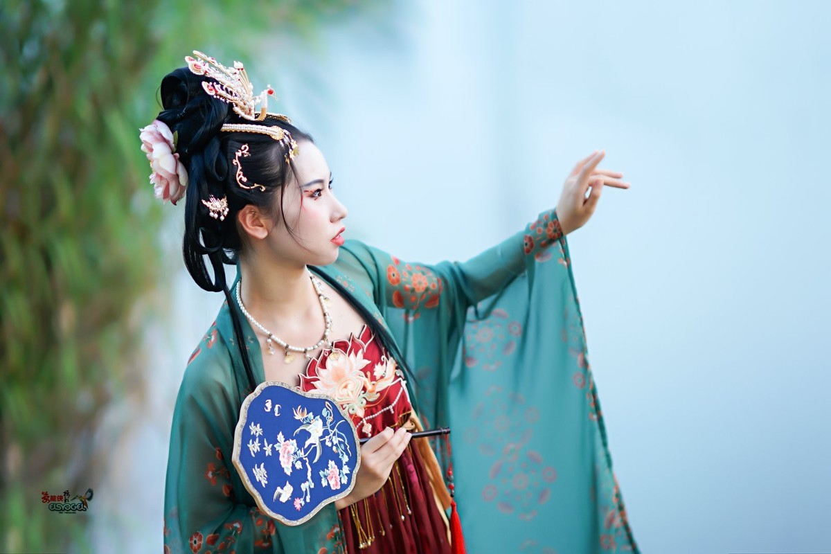 【晚秋古装美女】---小雅