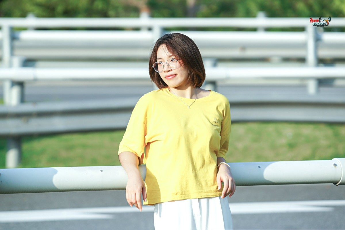 【黄衣少女】--- 山风