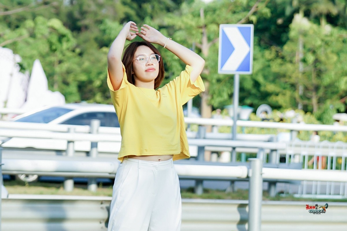 【黄衣少女】--- 山风