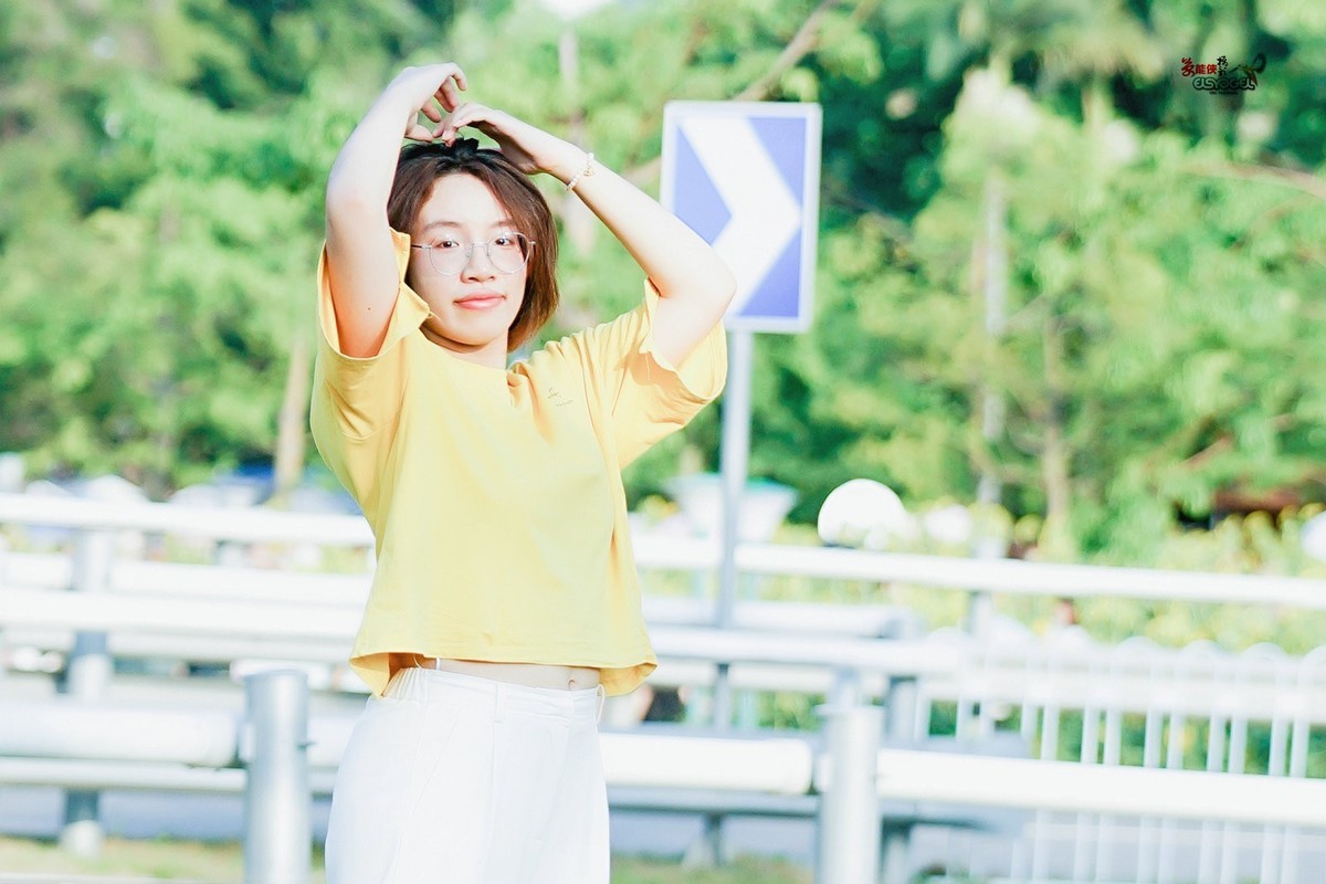 【黄衣少女】--- 山风