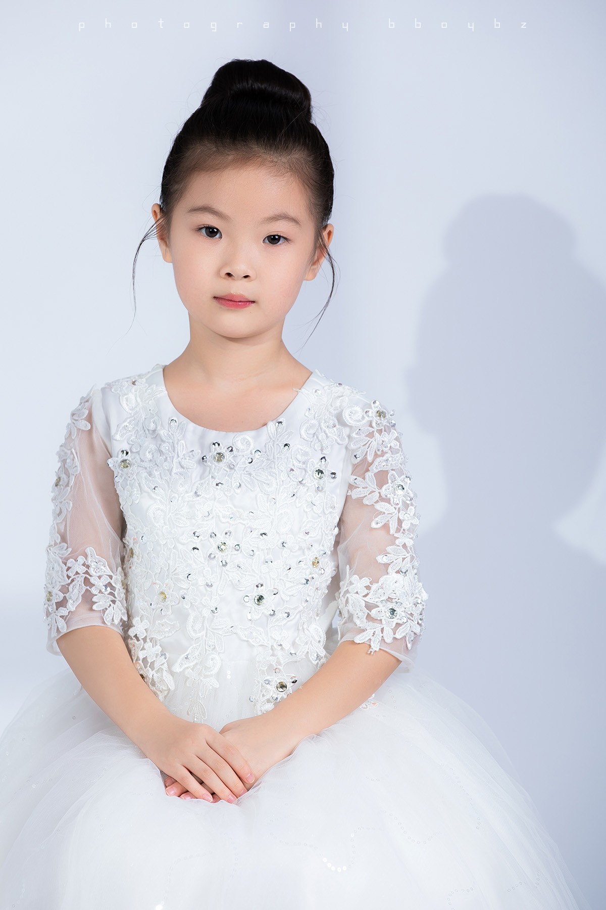 她又不是永远这么可爱，当然要拍照记录呀。