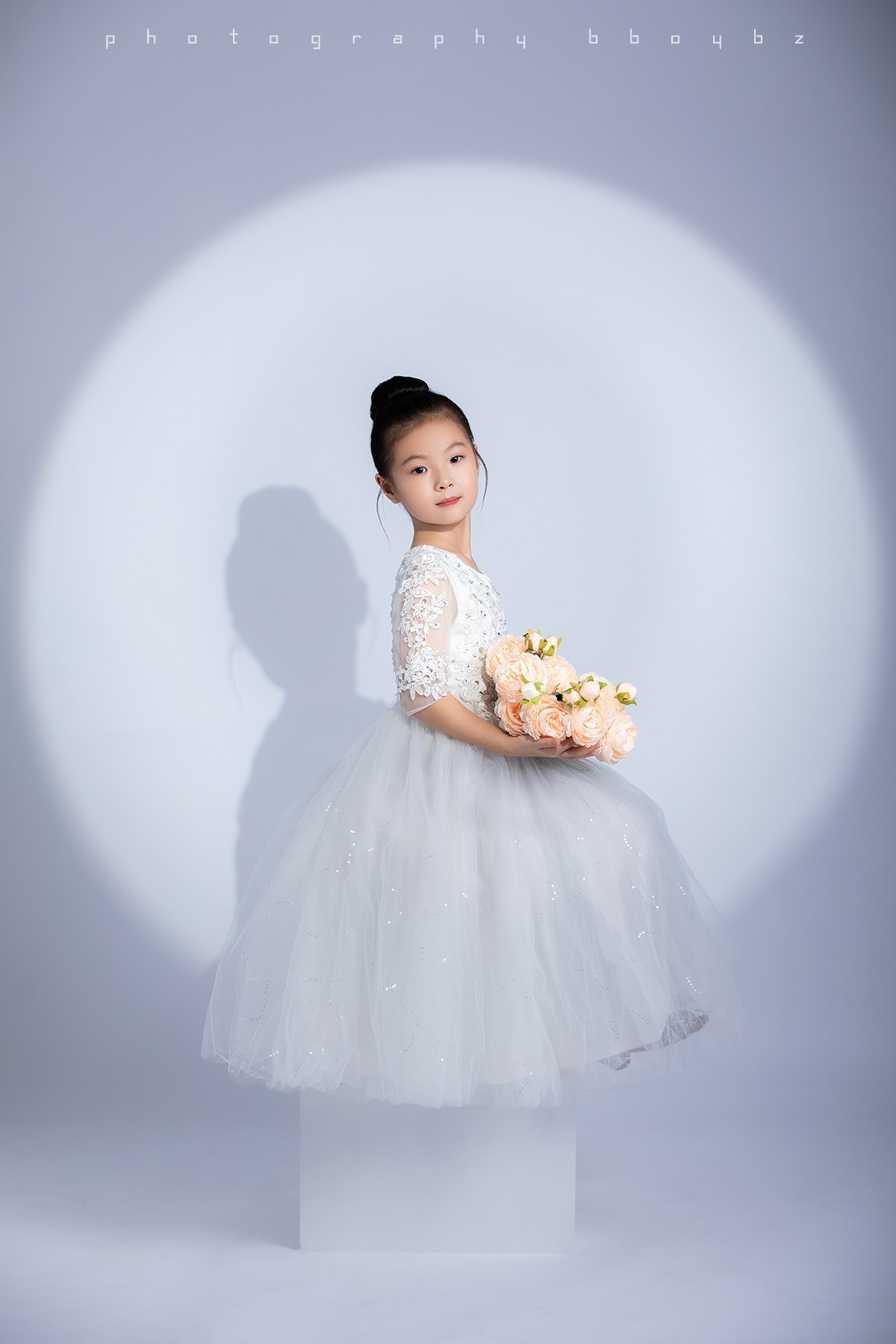 她又不是永远这么可爱，当然要拍照记录呀。