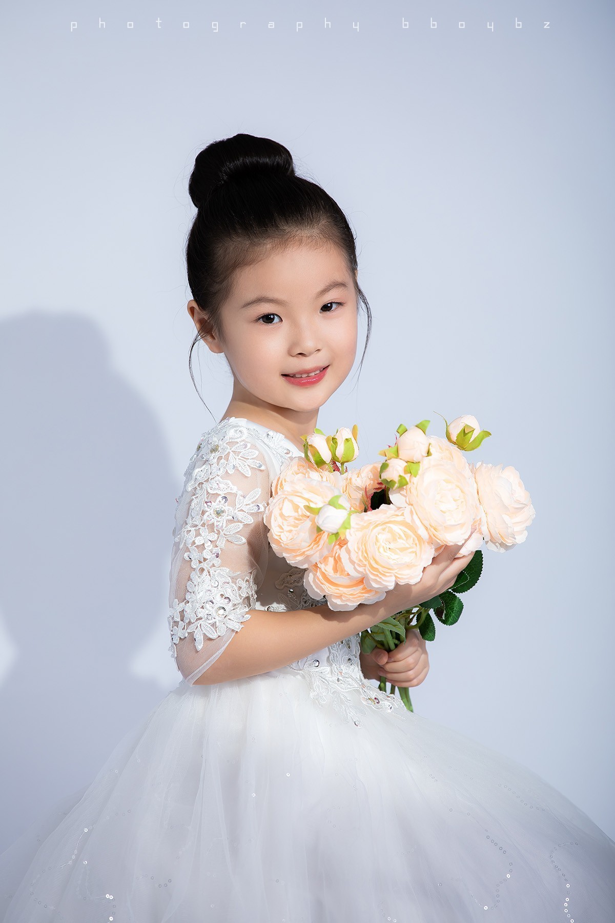 她又不是永远这么可爱，当然要拍照记录呀。