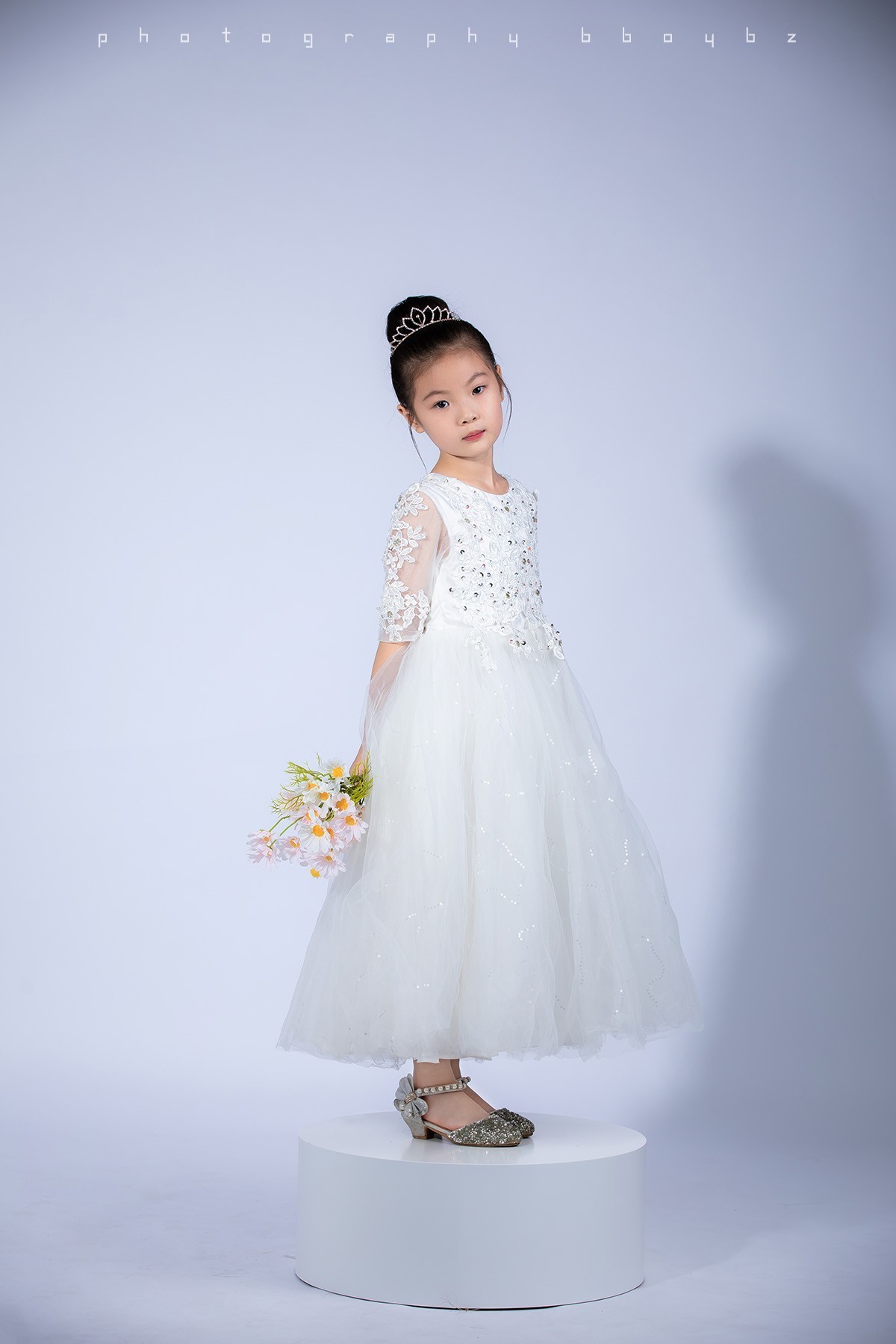 她又不是永远这么可爱，当然要拍照记录呀。