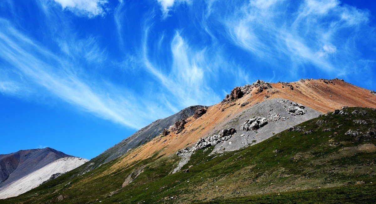 二尕公路南侧石棉矿附近景色