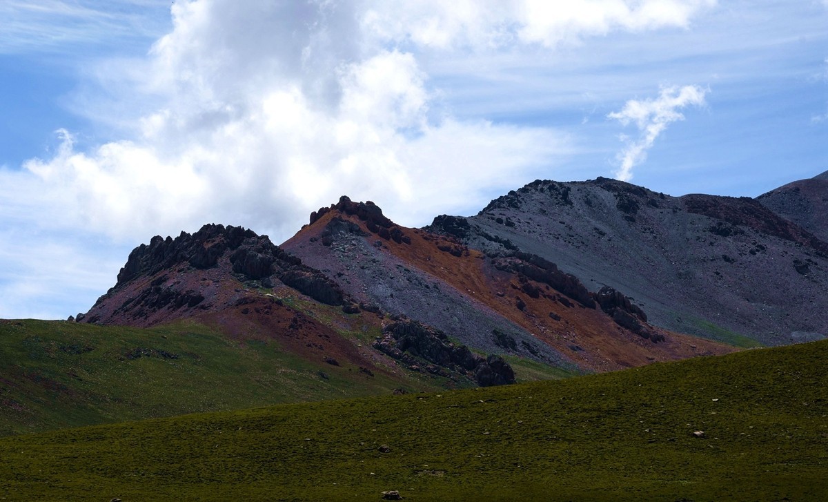 二尕公路南侧石棉矿附近景色