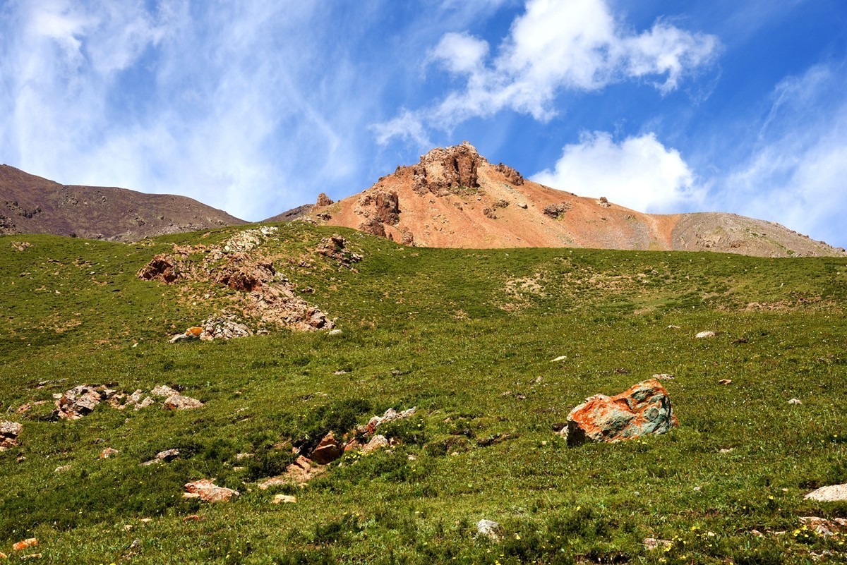 二尕公路南侧石棉矿附近景色