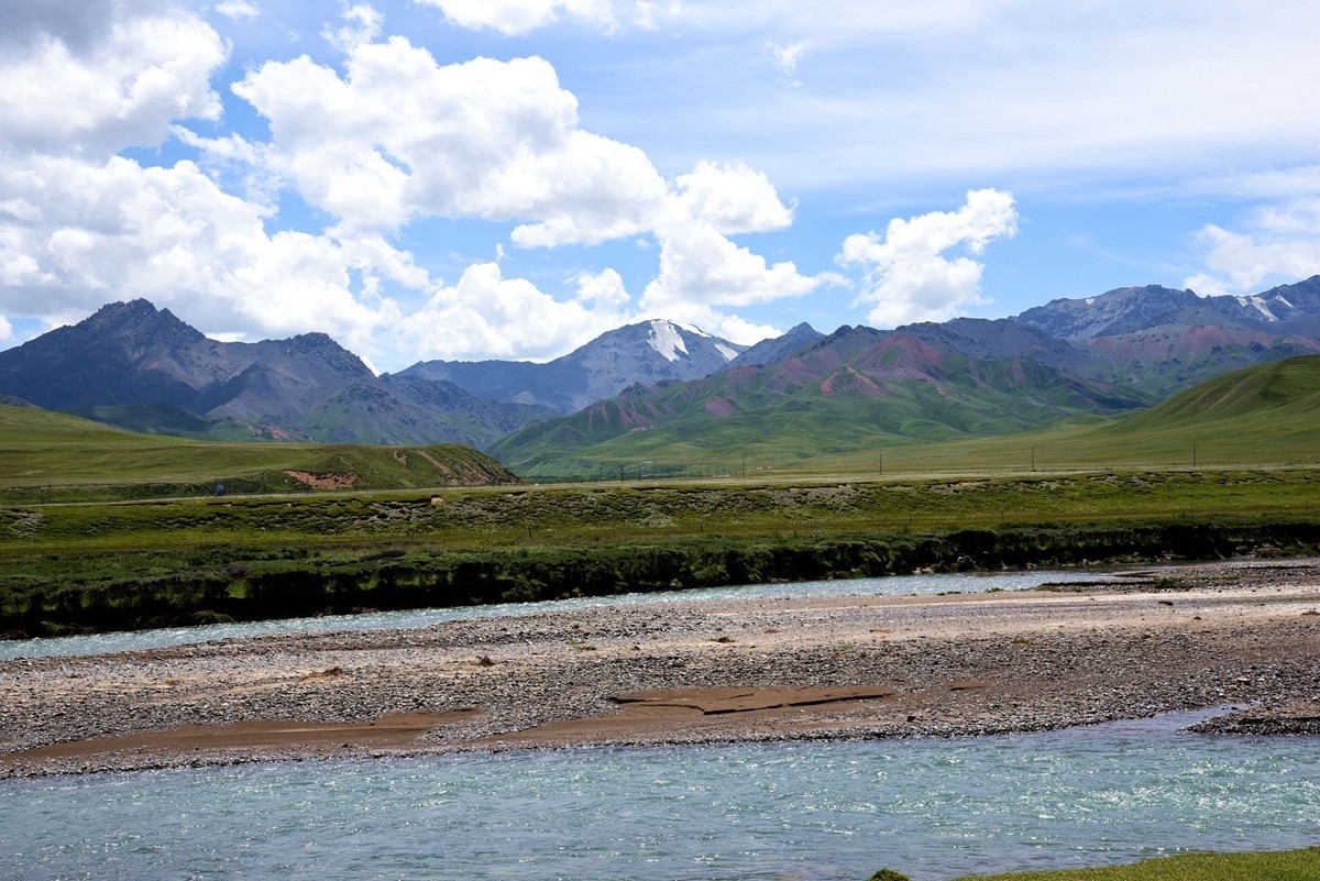 二尕公路南侧石棉矿附近景色