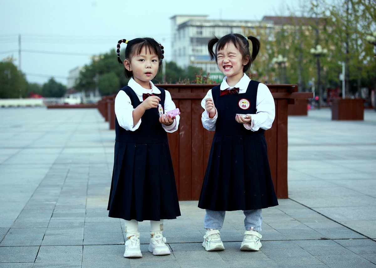 两个小女孩