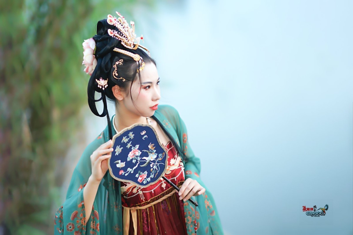 【晚秋古装美女】---小雅