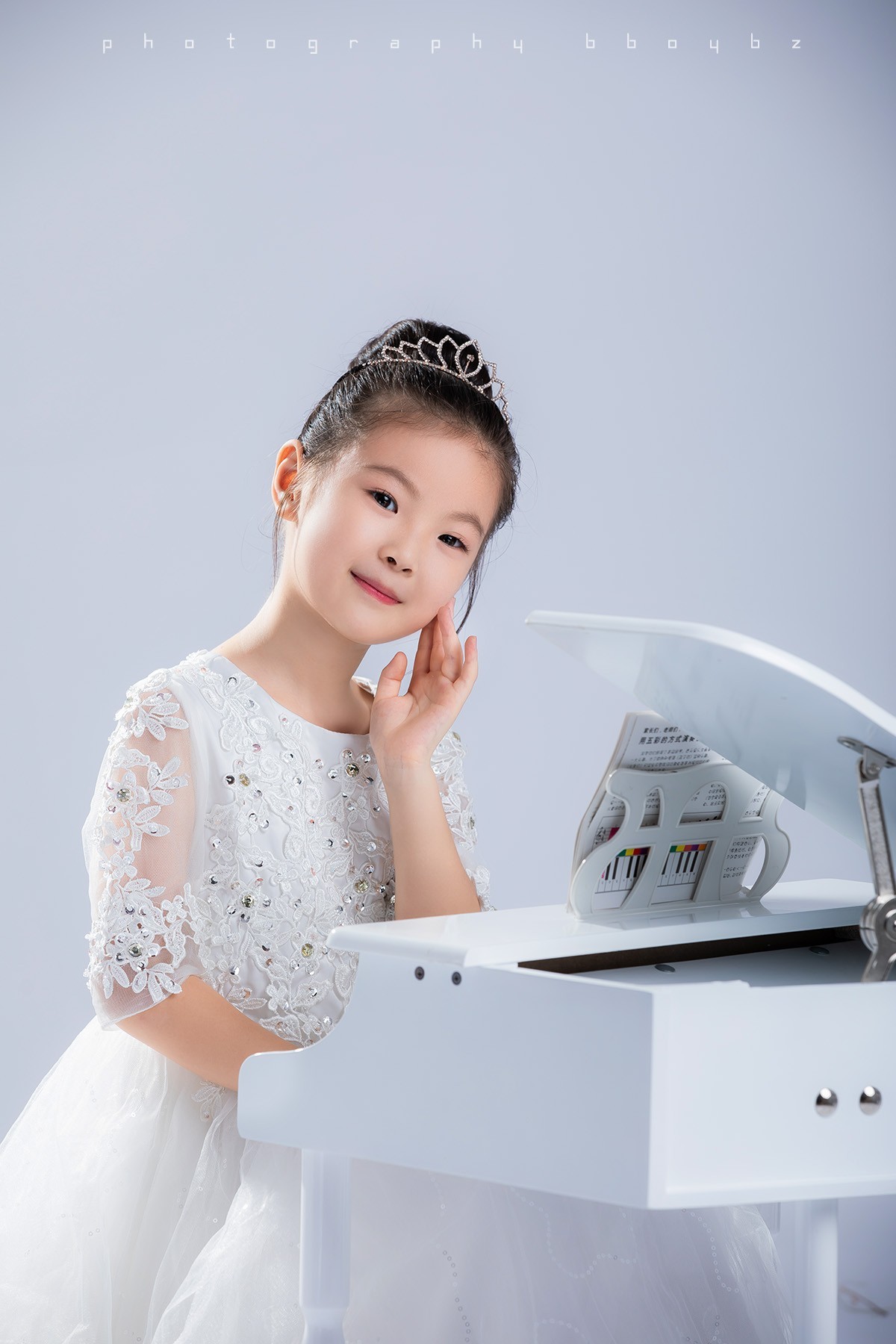 她又不是永远这么可爱，当然要拍照记录呀。