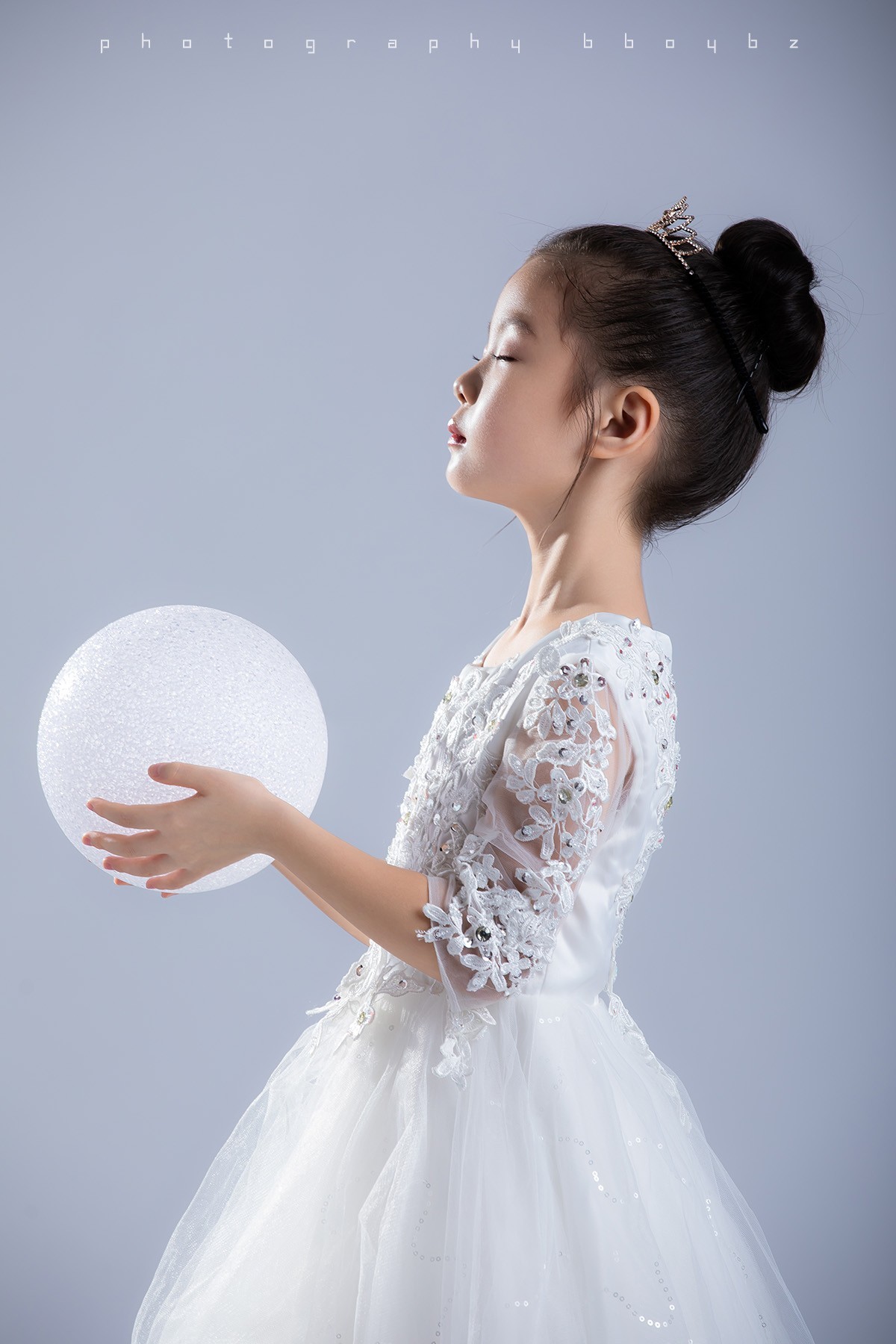 她又不是永远这么可爱，当然要拍照记录呀。