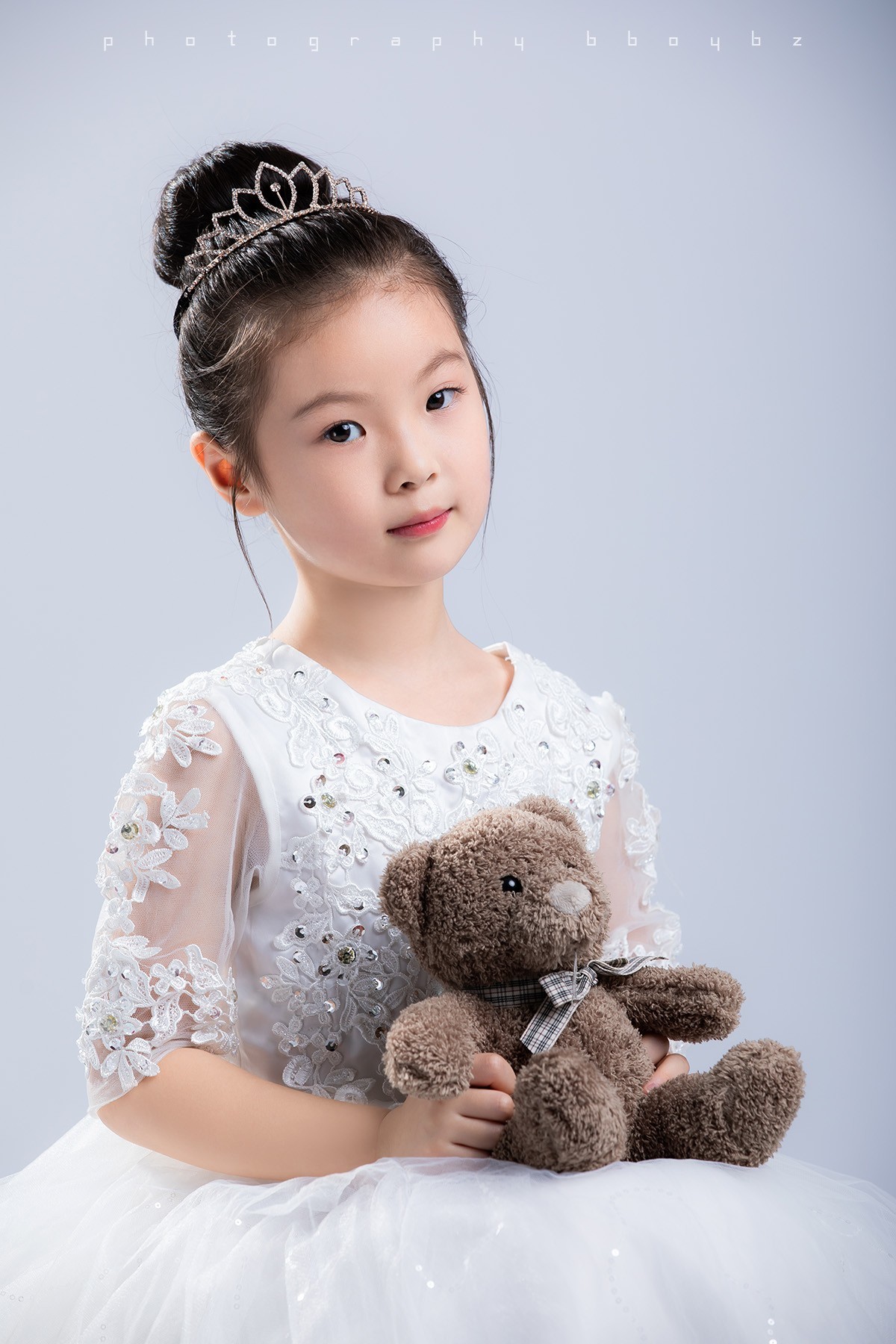 她又不是永远这么可爱，当然要拍照记录呀。