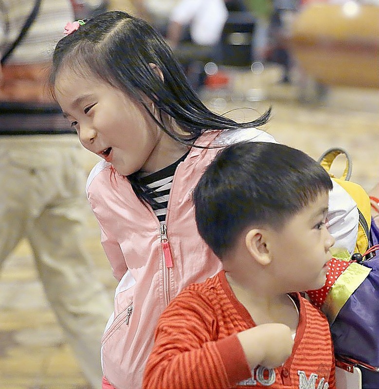 【不老松：游摄异国风情：新、马、泰！】（129）新加坡机场候机楼与老朽合作的片！ (2