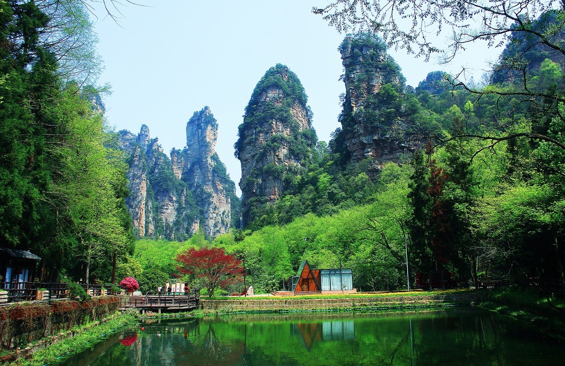 旅游抓拍竟然遇上《打劫的和妹子花草风景》片，出行要小心！来组热闹贴周末愉快！
