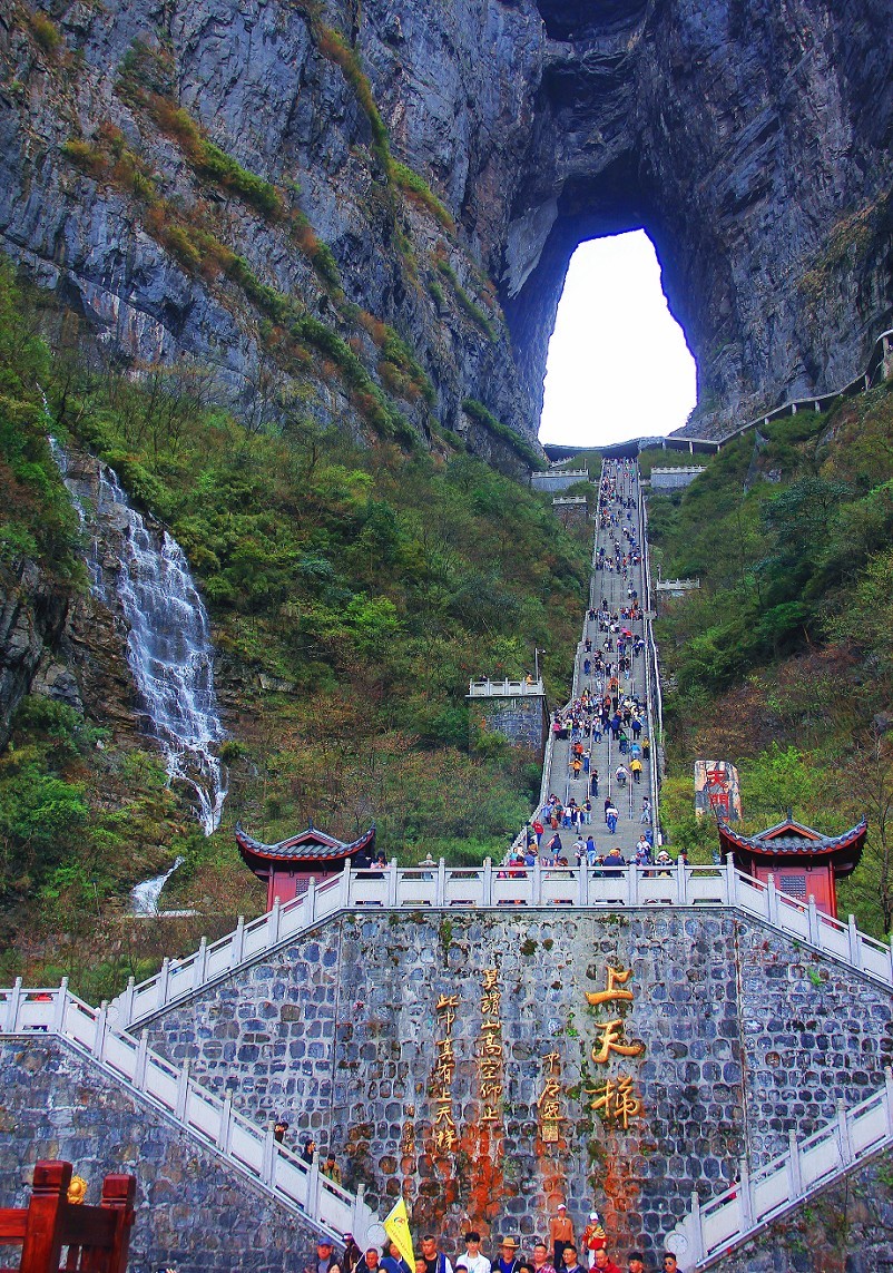 旅游抓拍竟然遇上《打劫的和妹子花草风景》片，出行要小心！来组热闹贴周末愉快！