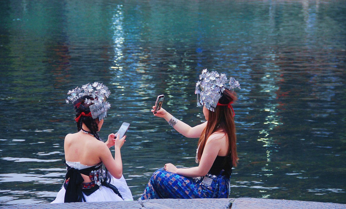 旅游抓拍竟然遇上《打劫的和妹子花草风景》片，出行要小心！来组热闹贴周末愉快！