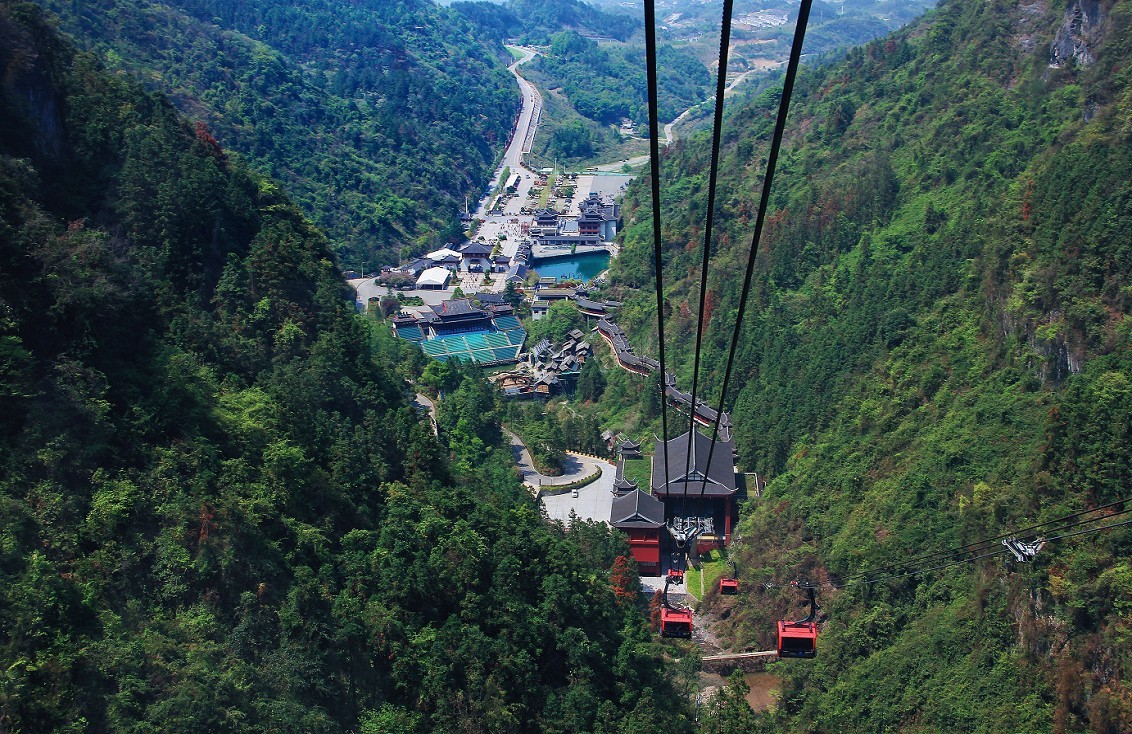 旅游抓拍竟然遇上《打劫的和妹子花草风景》片，出行要小心！来组热闹贴周末愉快！