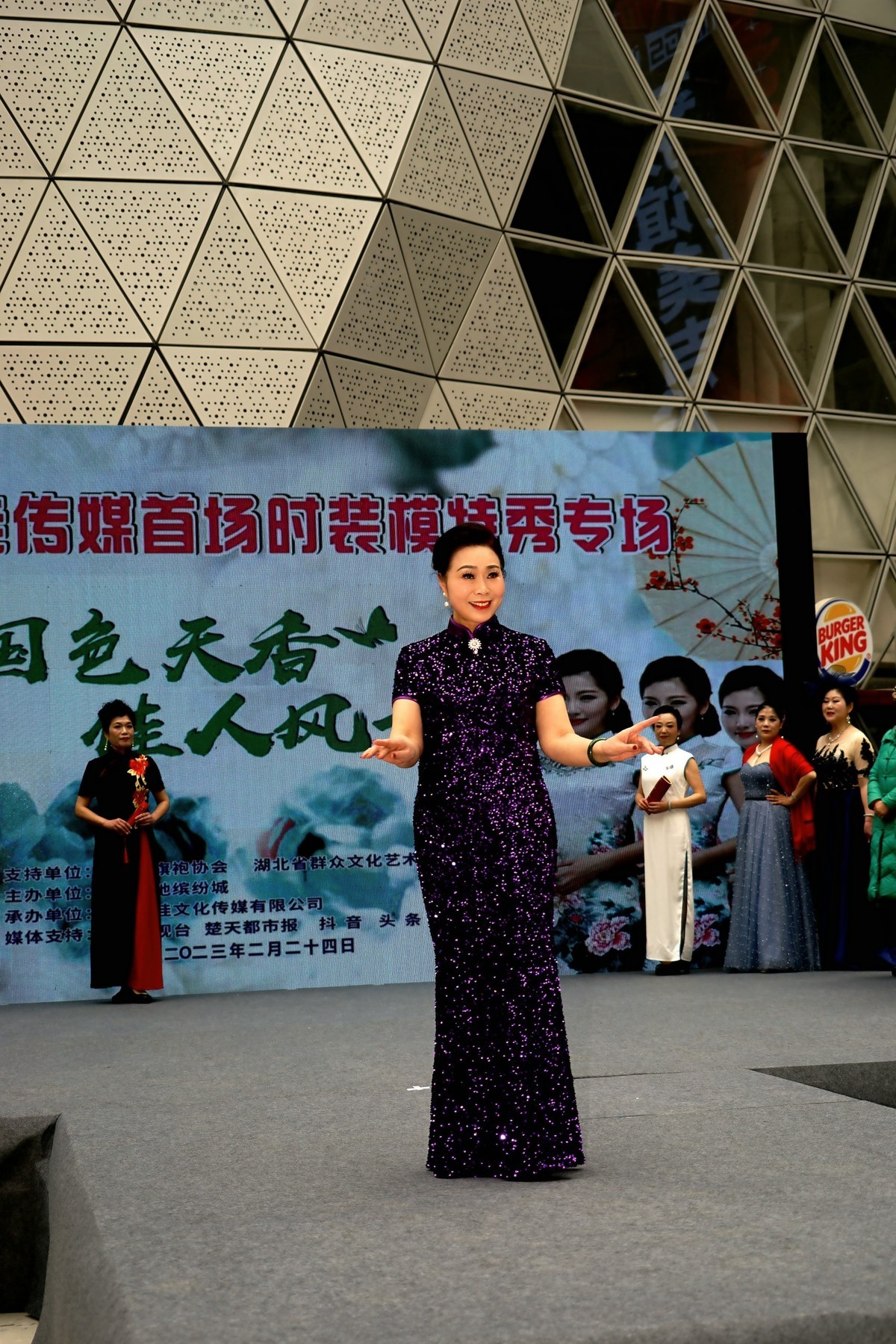 室内环境人像---舞台走秀美女！