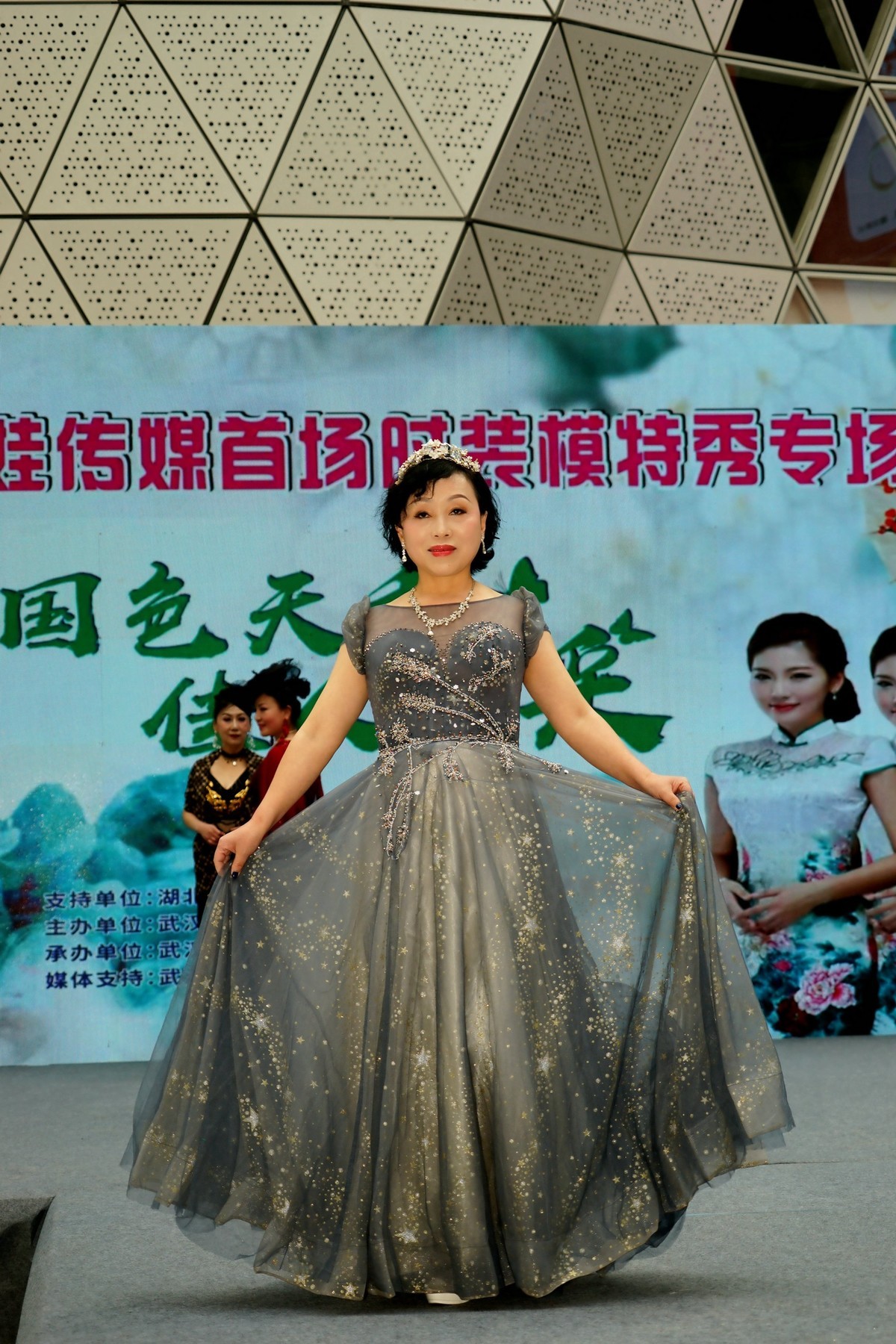 室内环境人像---舞台走秀美女！