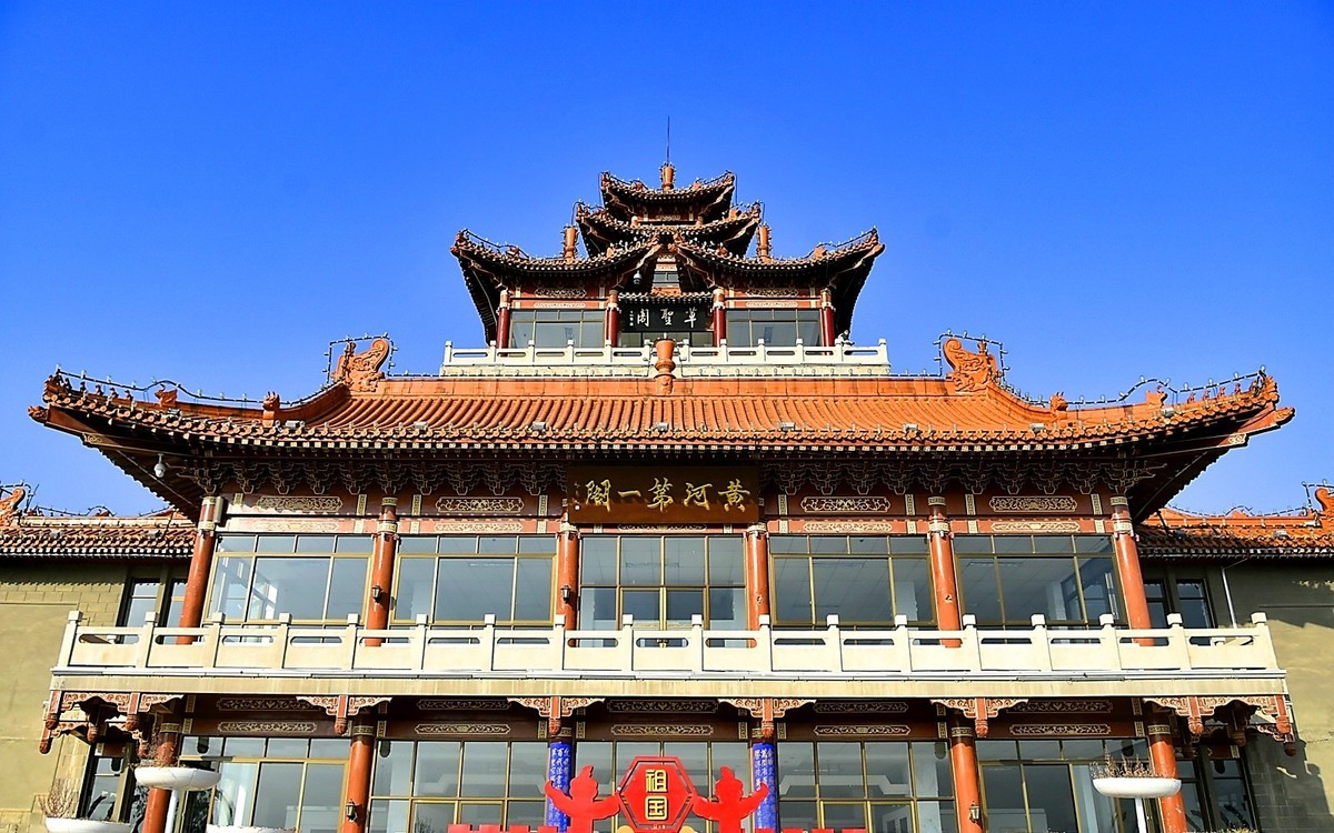 白塔山河岸边