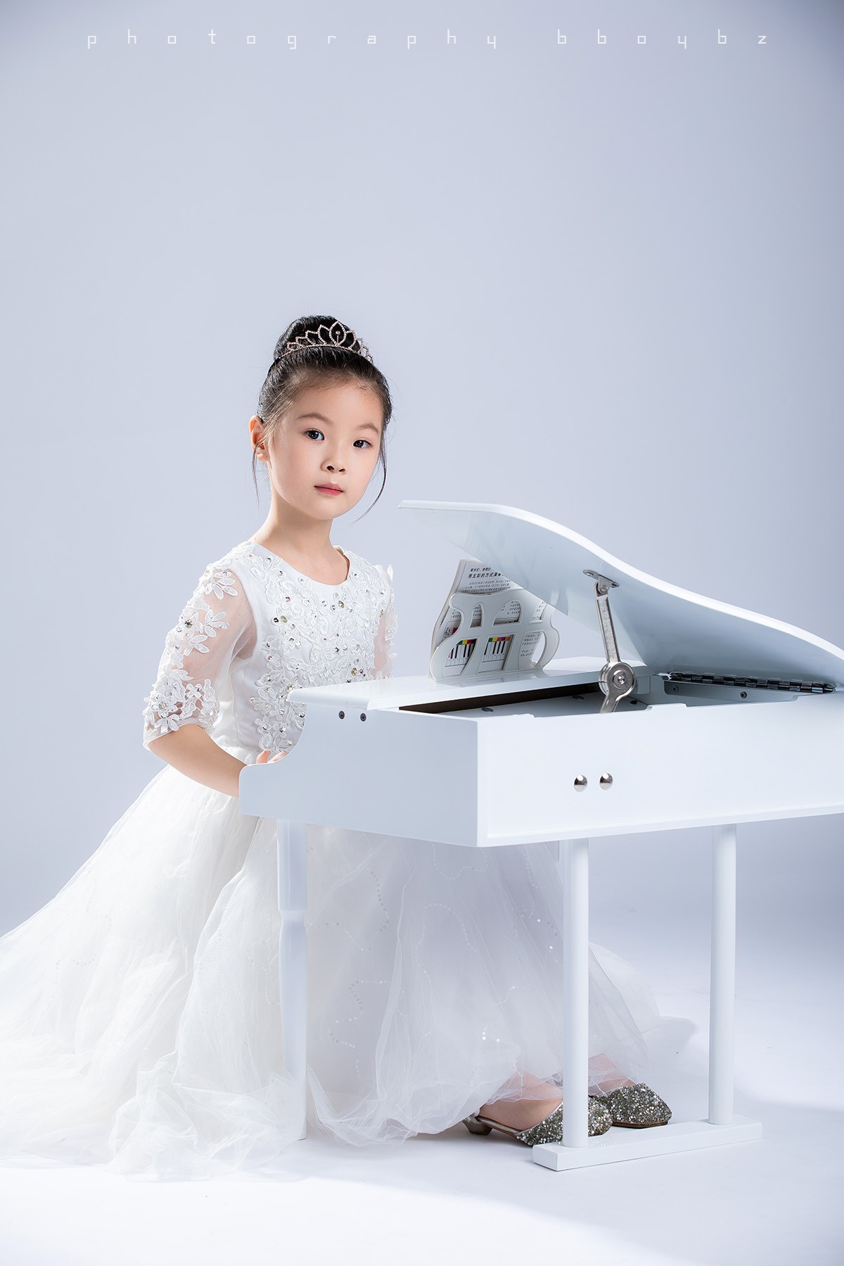 她又不是永远这么可爱，当然要拍照记录呀。