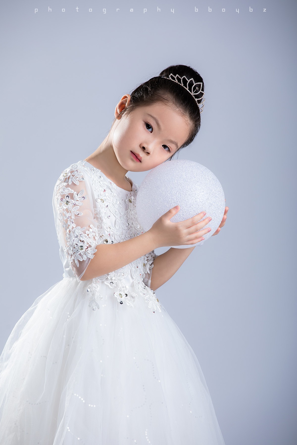 她又不是永远这么可爱，当然要拍照记录呀。