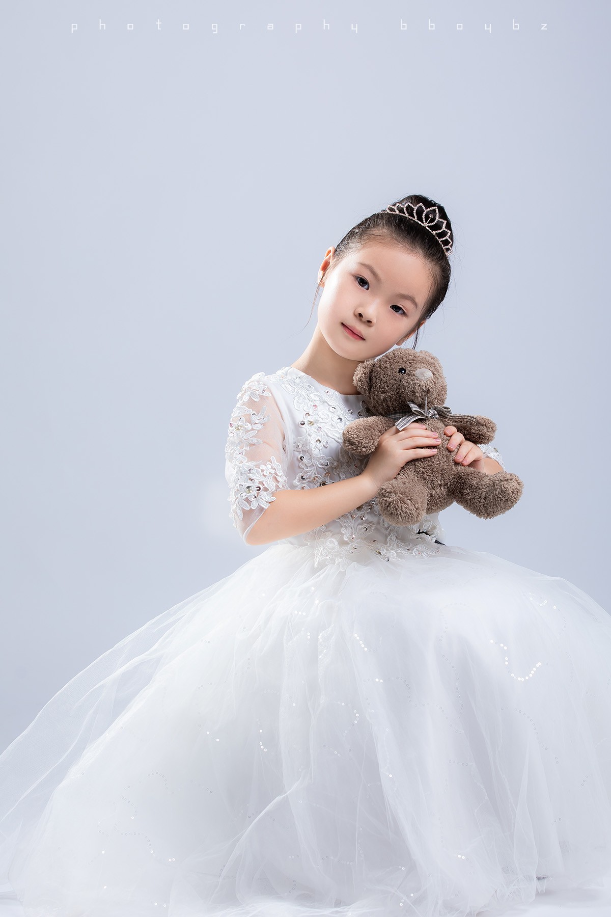 她又不是永远这么可爱，当然要拍照记录呀。